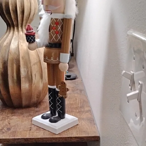 Wooden Nutcracker Chef with Cupcake Christmas Nutcracker Vintage - Picture 10 of 10